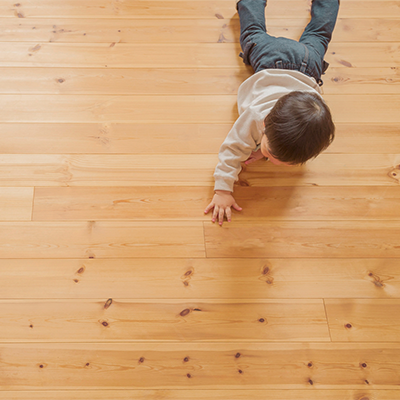 姫路市の無垢の家・木の床で自由に遊ぶ子供